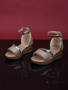 1 双女孩金色高跟凉鞋，闪亮柔软 PU 面料，后带金属扣设计，圆头，轻便灵活的厚底，时尚公主风格，适合日常场合和派对