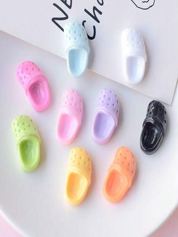 Set de 12 piezas de accesorios de resina de dibujos animados surtidos al por mayor para decoraciones huecas de zuecos DIY, clips de color crema para agujeros de zapatos