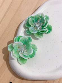 A Pair Of Cute Geometric Three-Dimensional Resin Flower Earrings (With Random Petal Colors) For Daily Wear By Both Men And Women