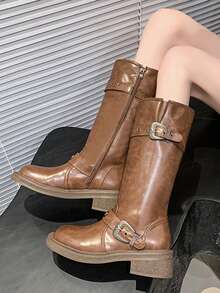 Botas altas retro de tacón grueso para mujeres en color marrón, con hebilla ajustable, tacón ancho, cremallera lateral, caña alta, pantorrilla ancha, botas estilo western, de motociclista, tallas grandes - Marrón - Ver 8