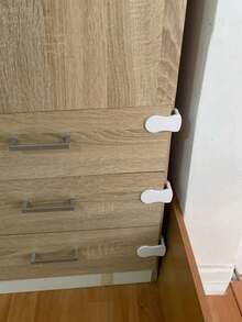 1/3/5Pcs Cabinet Locks, Easy Install No-Drill, Strong Adhesive, For Drawers, Cabinets, Fridge, Proofing, Ideal Gift For Holidays - White - View 9