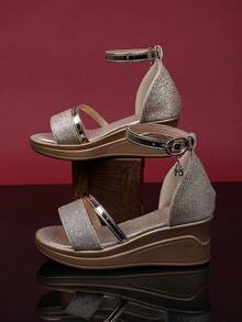 1 双女孩金色高跟凉鞋，闪亮柔软 PU 面料，后带金属扣设计，圆头，轻便灵活的厚底，时尚公主风格，适合日常场合和派对