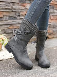 女士灰色中筒靴，绒面革材质，侧拉链搭配蝴蝶结系带装饰，针织拼接复古风格靴子