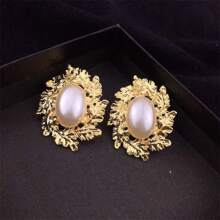 1 Pair Fashionable Vintage Gold Metal Leaf Faux Pearl Stud Earrings, Suitable For Daily, Banquet And Party Wear