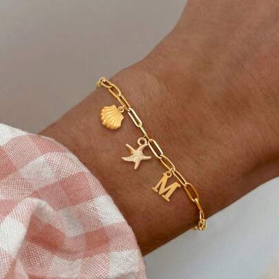 1 pieza Brazalete de acero inoxidable dorado con clip de papel con inicial, estrella de mar y concha, joyería de moda clásica para mujer, accesorio de playa de verano