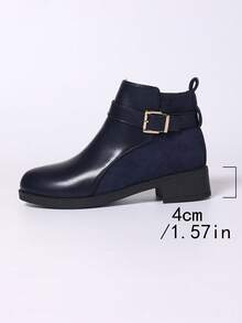 Giày bốt nữ mùa thu/đông màu trơn kết hợp da và lông cừu, thiết kế khóa kéo bên hông, thích hợp để đi làm, tụ tập, có thể kết hợp với áo khoác và váy, đa năng, đế phẳng thoải mái, lớp lót thoáng khí, đế ngoài dễ chăm sóc, bốt cổ ngắn thời trang kiểu Anh, bốt dành cho nữ - Màu xanh hải quân - Xem 8