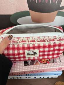 Sanrio 1个红色格子可爱Hello Kitty猫咪铅笔盒（不含苹果吊坠）。大容量铅笔盒。便携式设计，可作女生化妆包。学生文具。学生铅笔盒。开学季礼物。