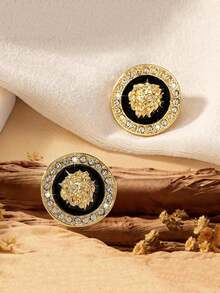 1 对迷人的复古镀金狮子徽章耳钉，微镶方晶锆石，非常适合时尚女性的派对、活动和百搭的日常穿着。 - 金色-獅子徽章耳環 - 查看 5