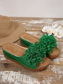 2025年夏季热销大码女士休闲坡跟厚底拖鞋，绿色缎面花卉装饰，云朵般舒适鞋垫，超轻防滑外底，户外沙滩度假拖鞋