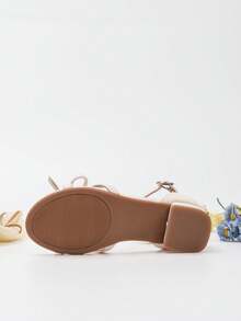 1 双夏季新款时尚小女孩加大码高跟凉鞋，舒适日常休闲凉鞋，花朵装饰罗马风格大码高跟鞋，适合舞蹈表演、婚礼、派对、公主鞋