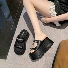 Women Athletic & Outdoor Sandals & Slides