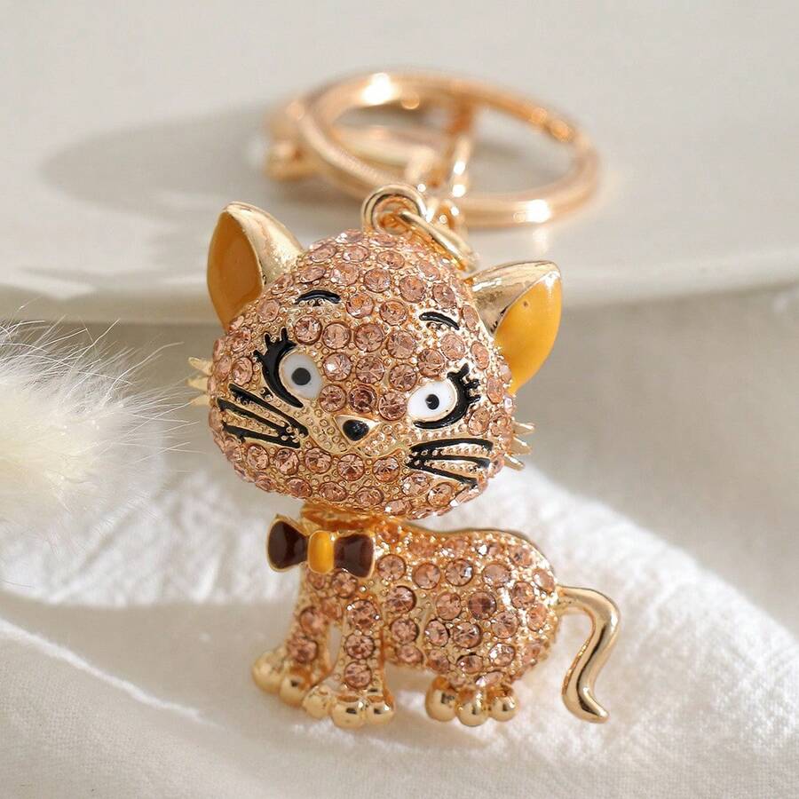 Nuevo llavero con colgante de metal con forma de gato con rhinestones, lindo encanto de gato de dibujos animados, ideal para niñas y amigas, accesorio de moda adecuado para cualquier ocasión, accesorios para el automóvil, gótico, Y2K, accesorios de Halloween, ideas de regalo para el Día del Maestro, Navidad, accesorios para bolsos, cordones con soporte para identificación, accesorios para automóviles, encantos para bolsos, accesorios para automóviles, hermana