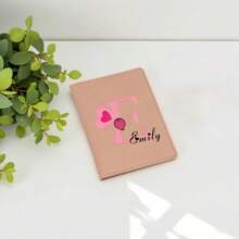 1 Peça Porta-Passaporte de Couro PU Personalizado com Coração Rosa e Letra em Inglês Impressa, Nome Personalizado para Casais, Amigos, Aniversário, Viagem, Feriado, Presentes Corporativos