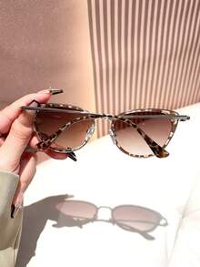 1 件豹纹猫眼时尚眼镜，金属镜腿和 PC 镜框，带几何铆钉，Y2K 配饰，返校季，混合材质，魅力四射，适合海滩派对/日常佩戴/度假旅行。猫眼形墨镜 - 彩色 - 查看 4