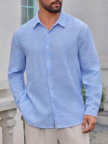 Chemise décontractée et à la mode pour hommes, en tissu texturé à rayures, douce et confortable. Convient pour la maison, les déplacements ou le port extérieur. Style polyvalent, élégant et minimaliste.