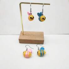 1對卡通蜜蜂設計3d吊墜耳環，帶油滴效果女式，可愛派對首飾 - 黃色 - 查看 2