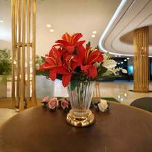 水晶柱花瓶，可用作花瓶或烛台。采用电镀工艺，适合家居装饰、餐桌装饰，以及万圣节和圣诞节装饰。