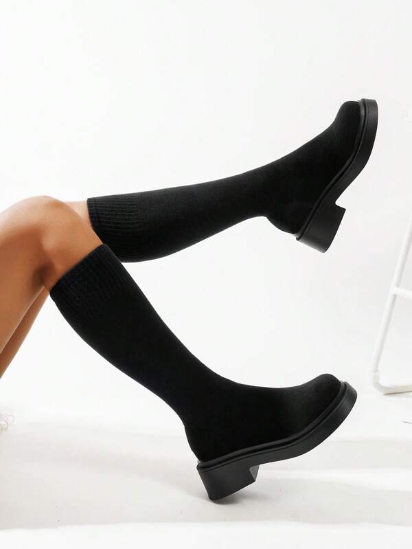 Nouvelles bottes mi-mollet noires à semelle épaisse pour femmes 2025, version coréenne pour l'automne/l'hiver, bottes chaussettes tricotées élastiques, bottes de randonnée à plateforme imperméable à bout rond sans lacets, bottes Chelsea style universitaire à enfiler et bouclées, bottes de moto rétro pour fête et rue