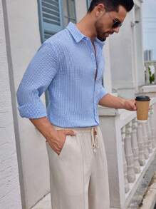 Chemise décontractée et à la mode pour hommes, en tissu texturé à rayures, douce et confortable. Convient pour la maison, les déplacements ou le port extérieur. Style polyvalent, élégant et minimaliste.