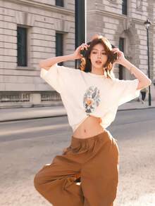 100% Cotton Women's T-Shirt, Short Sleeves, New For Summer 2025, European Fairy Tale Style Illustration, Simple And Stylish, Animal And Plant Artwork Design, Casual, Crew Neck - 杏色 - 查看 1