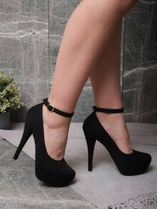 Zapatos negros de tacón alto, tacones cerrados elegantes, zapatillas negras de fiesta, pump negro con correa, zapatos de vestir mujer, tacón de aguja negro, zapatillas cerradas de plataforma, tacones formales con pulsera, calzado alto clásico. - Negro - Ver 5