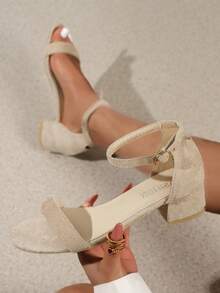 女士夏季个性扣带粗跟凉鞋，露趾设计，引人注目，适合度假，时尚女士凉鞋