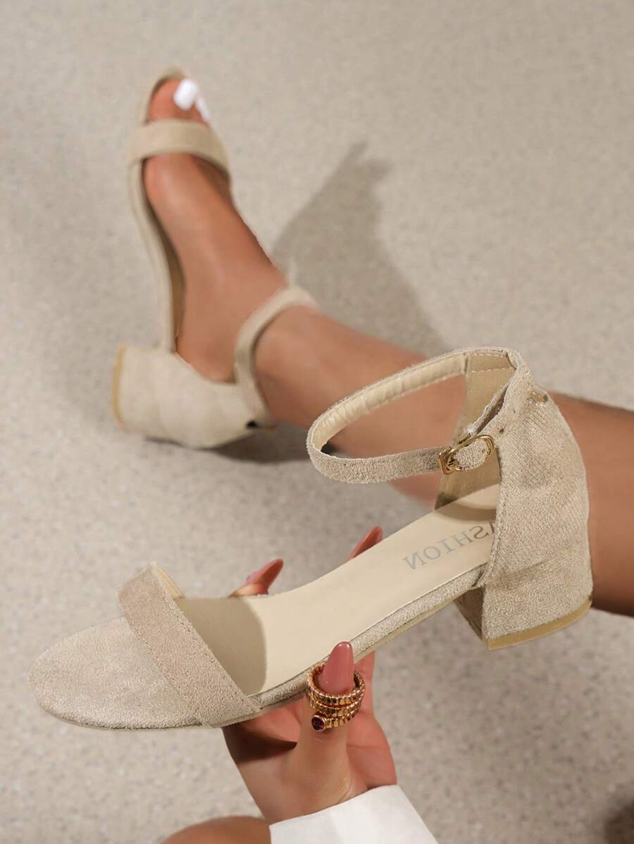 女士夏季个性扣带粗跟凉鞋，露趾设计，引人注目，适合度假，时尚女士凉鞋