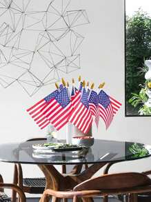 10 piezas de la bandera patriótica del Día de la Independencia de Estados Unidos, que presenta pequeñas bandas con estrellas impresas a doble cara, que son agitadas por el portador de la bandera