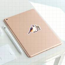 Pegatina de "Pájaro encantador" de 3 pulgadas, ¡perfecta para entusiastas de la naturaleza! Ideal para personalizar cuadernos, planificadores, decoración del hogar y equipo al aire libre. Excelente para observadores de aves, estudiantes y cualquiera que disfrute de diseños caprichosos. Categorías: Pegatinas de animales, arte de la naturaleza, diseños decorativos, pegatinas lindas.