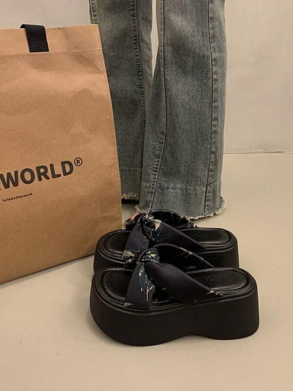 Women Athletic & Outdoor Sandals & Slides