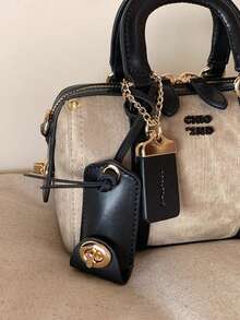 Chiếc túi xách nữ thời trang mới này có hình dáng như chiếc gối, màu nâu mocha hơi mềm mại, được làm từ chất liệu PU, có dây đeo vai có thể tháo rời, cùng với các chi tiết trang trí bằng kim loại và nhãn hiệu. Đây là một chiếc túi xách tay và túi đeo vai/đeo chéo thanh lịch dành cho nữ, mang đến cảm giác cao cấp, phù hợp cho việc đi làm, tụ họp và mua sắm. - Màu Khaki - Xem 4