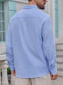 Chemise décontractée et à la mode pour hommes, en tissu texturé à rayures, douce et confortable. Convient pour la maison, les déplacements ou le port extérieur. Style polyvalent, élégant et minimaliste.