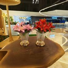 水晶柱花瓶，可用作花瓶或烛台。采用电镀工艺，适合家居装饰、餐桌装饰，以及万圣节和圣诞节装饰。