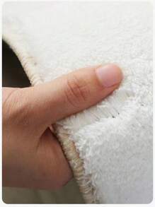 1 pieza Alfombra con diseño de lazo hecha de imitación de cachemira con un diseño de felpa suave y gruesa de 10mm. Es suave, cómoda, fácil de limpiar y lavable a máquina, lo que la hace perfecta para crear una atmósfera cómoda en su sala de estar. Alfombras decorativas para baños, felpudos de baño, dormitorios, cocinas, etc.