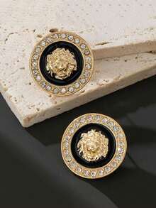 1 对迷人的复古镀金狮子徽章耳钉，微镶方晶锆石，非常适合时尚女性的派对、活动和百搭的日常穿着。 - 金色-獅子徽章耳環 - 查看 2