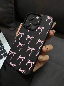 غطاء هاتف من مادة TPU الناعمة باللون الأسود المطفي بتصميم فيونكة وردية، متوافق مع هواتف 11 12/12pro 13/13pro 13promax 14/14pro 14promax 15/15pro 15promax 16/16pro 16promax، مناسب للاستخدام الشخصي أو كهدية لصديق أو صديقة أو عيد ميلاد
