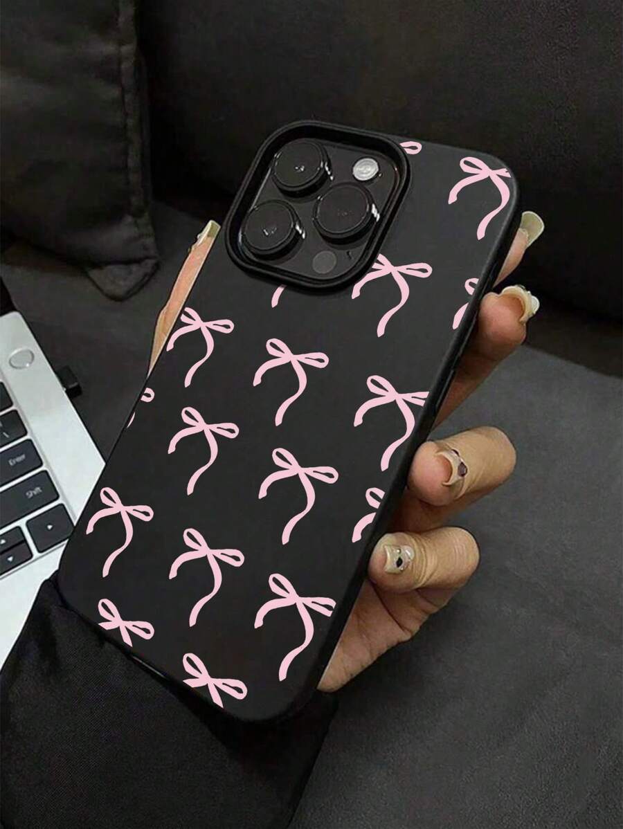 غطاء هاتف من مادة TPU الناعمة باللون الأسود المطفي بتصميم فيونكة وردية، متوافق مع هواتف 11 12/12pro 13/13pro 13promax 14/14pro 14promax 15/15pro 15promax 16/16pro 16promax، مناسب للاستخدام الشخصي أو كهدية لصديق أو صديقة أو عيد ميلاد