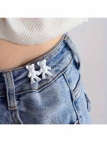 多色泰迪熊金属丝扣牛仔裤，腰部可调节，裤腰纽扣有白色、黑色、金色和银色可选。适合女性收紧腰部，打造纤细身形，提升腰线美感。可搭配牛仔裤，或作为节日、派对和家庭聚会的装饰品。 - 彩色 - 查看 8