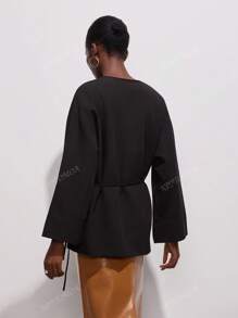 Chaqueta tipo kimono con doble solapa y cinturón en talla grande