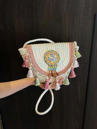 حقيبة محبوكة على الطراز البوهيمي لموضة عام 2025، حقيبة كاجوال متنقلة منسوجة لشاطئ العطلات بشراريب، غير تقليدية للحمل باليد