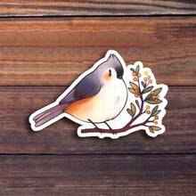 Pegatina de "Pájaro encantador" de 3 pulgadas, ¡perfecta para entusiastas de la naturaleza! Ideal para personalizar cuadernos, planificadores, decoración del hogar y equipo al aire libre. Excelente para observadores de aves, estudiantes y cualquiera que disfrute de diseños caprichosos. Categorías: Pegatinas de animales, arte de la naturaleza, diseños decorativos, pegatinas lindas.