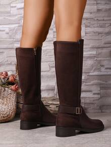女士皮革和绒面革拼接时尚金属扣装饰侧拉链设计经典圆头舒适不束缚高筒修身腿部修身，薄款保暖内衬保暖透气，平跟舒适全天穿着，百搭棕色秋冬马靴适合多种场合，及膝靴 - 棕色 - 查看 4