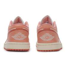 WMNS AIR JORDAN 1 LOW 篮球鞋，轻盈缓震，女士综合健身训练鞋，DC0774-180 - 帆白/茜草根紅 - 查看 5