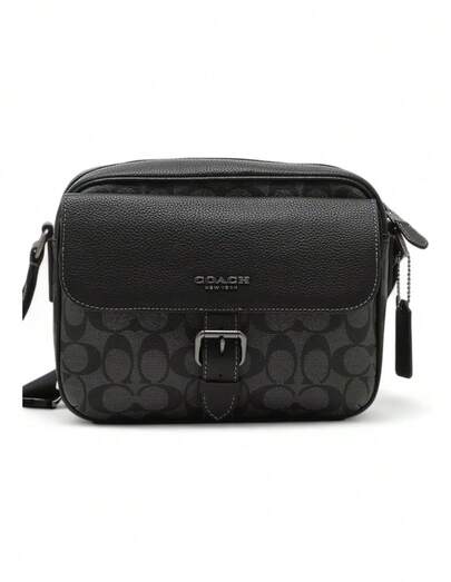  bolsa  Letras    Piel Genuina    RFID    bolsa  verano  La bolsa Coach de piel negra es una pieza sofisticada y atemporal que combina la calidad inigualable de Coach con un diseño elegante y versátil. Hecha de piel de alta calidad, la bolsa presenta un acabado suave al tacto y una textura que refleja la atención al detalle de la marca. Los detalles en cuero complementan perfectamente el diseño, desde las asas hasta los bordes, ofreciendo tanto durabilidad como un toque de lujo discreto. En el interior, la bolsa se adorna con el patrón característico de Coach, un diseño icónico que recubre toda la tela, dando un aire de exclusividad y refinamiento. Con un amplio espacio y múltiples compartimentos, esta bolsa es perfecta para quienes buscan una opción funcional y estilosa para el día a día. Ya sea para un look casual o algo más formal, esta bolsa negra se adapta a cualquier ocasión, proporcionando elegancia y sofisticación en cada detalle.