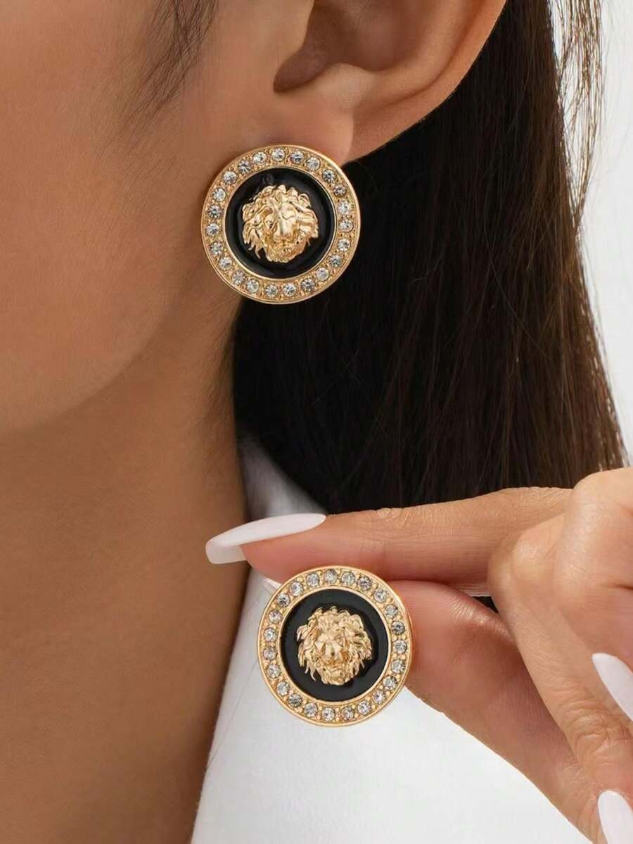 1 对迷人的复古镀金狮子徽章耳钉，微镶方晶锆石，非常适合时尚女性的派对、活动和百搭的日常穿着。 - 金色-獅子徽章耳環 - 查看 1