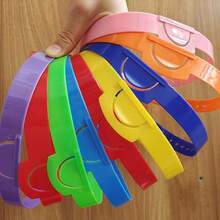 [1 zestaw - 2 szt./6 szt./61 szt.] - Regulowana kolorowa plastikowa opaska na głowę "Kim jestem", 6 kolorów, odpowiednia do odgrywania ról w klasie i na imprezach rodzinnych, akcesoria do gier zgadywanek, interaktywne narzędzia dydaktyczne, nauka liter, gra karciana, rekwizyty do odgrywania historii, nauka poprzez zabawę - Wielokolorowe - Zobacz 8