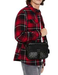 bolsa  Letras    Piel Genuina    RFID    bolsa  verano  La bolsa Coach de piel negra es una pieza sofisticada y atemporal que combina la calidad inigualable de Coach con un diseño elegante y versátil. Hecha de piel de alta calidad, la bolsa presenta un acabado suave al tacto y una textura que refleja la atención al detalle de la marca. Los detalles en cuero complementan perfectamente el diseño, desde las asas hasta los bordes, ofreciendo tanto durabilidad como un toque de lujo discreto. En el interior, la bolsa se adorna con el patrón característico de Coach, un diseño icónico que recubre toda la tela, dando un aire de exclusividad y refinamiento. Con un amplio espacio y múltiples compartimentos, esta bolsa es perfecta para quienes buscan una opción funcional y estilosa para el día a día. Ya sea para un look casual o algo más formal, esta bolsa negra se adapta a cualquier ocasión, proporcionando elegancia y sofisticación en cada detalle. - Negro - Ver 4