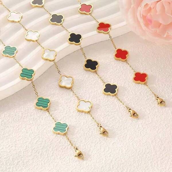 Un elegante brazalete de acero inoxidable con trébol de cuatro hojas, adecuado para el uso diario de las mujeres