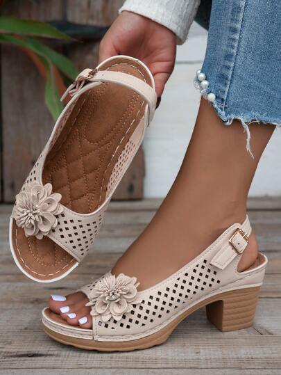 Sandales à talons hauts décorées de fleurs pour femmes, nouvelles chaussures de mères pour le printemps/été, talons épais à l'effet aéré, talons confortables et élégants pour les vacances casual, allongeant l'aspect des jambes, style féérique à la française