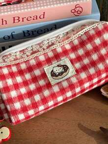 Sanrio 1个红色格子可爱Hello Kitty猫咪铅笔盒（不含苹果吊坠）。大容量铅笔盒。便携式设计，可作女生化妆包。学生文具。学生铅笔盒。开学季礼物。